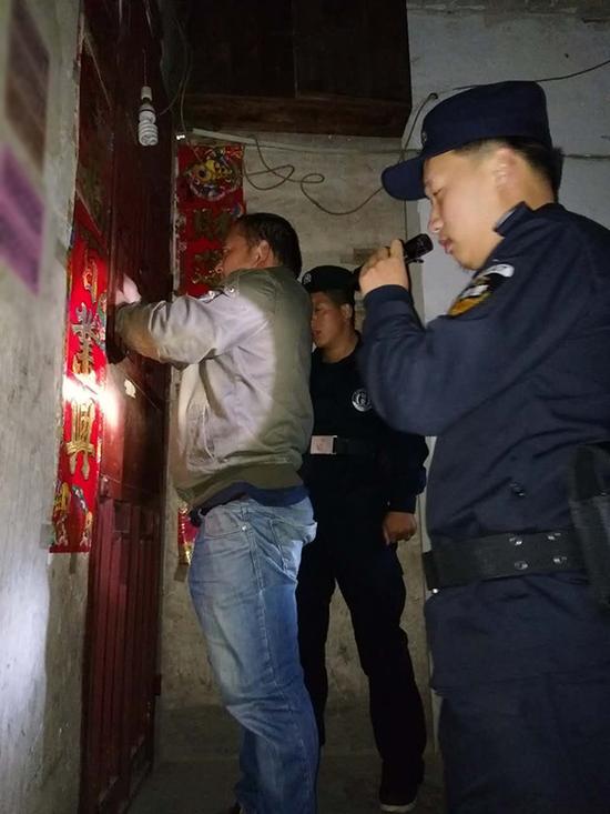 南平粗心妈妈误将幼女锁家中 民警全城寻开锁师傅开门